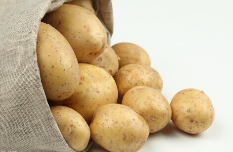 用土豆皮怎么染黑发,土豆能让白发变黑发吗