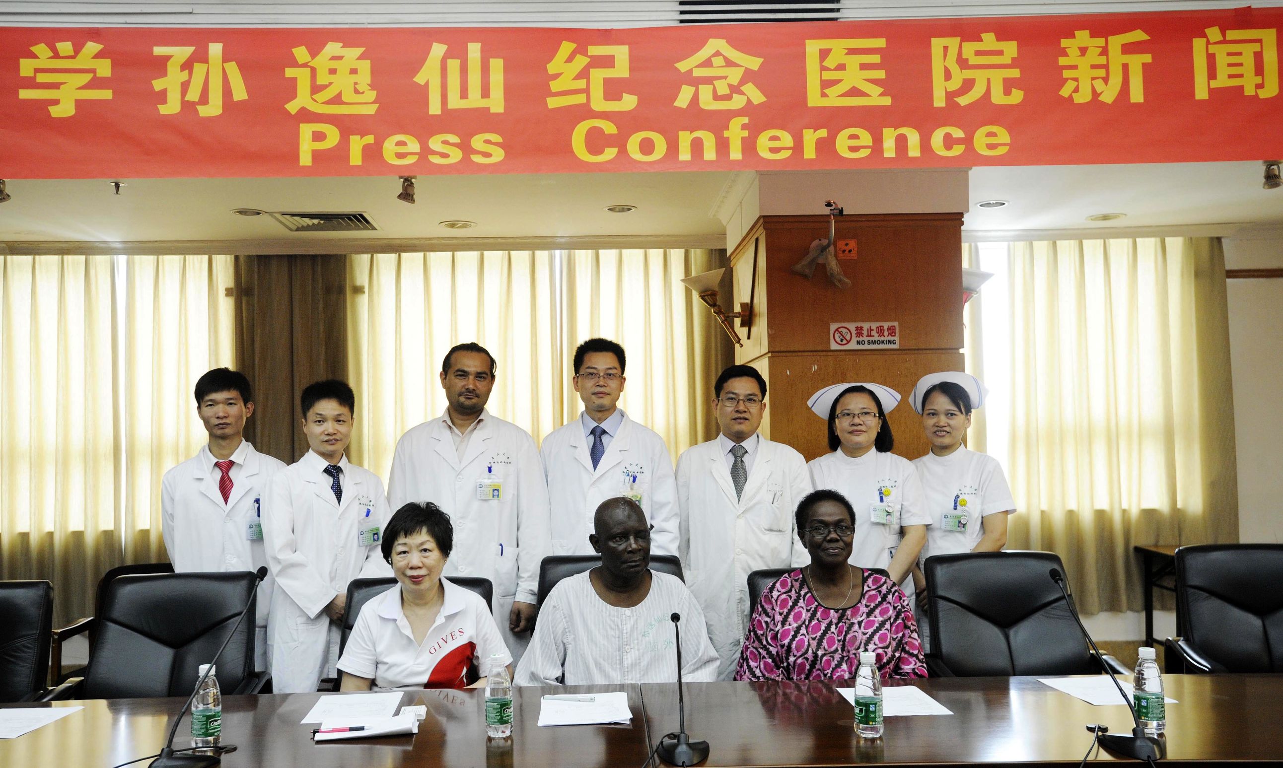 乌干达脑瘤患者被误诊为眼病中山二院高水平手术还其健康