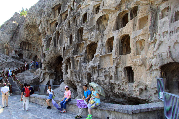 典型的净土宗“西方三圣”造像石窟。