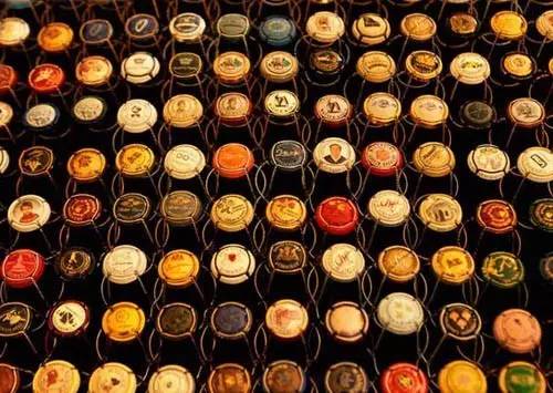 香槟酒的瓶塞是怎么装进去的,为什么香槟的酒塞是蘑菇形状