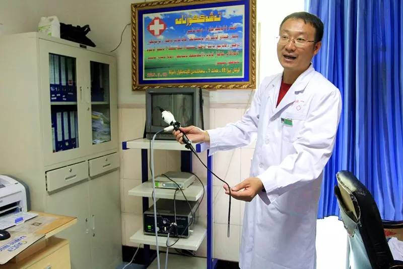 男孩误吞图钉,男孩吞下一枚图钉