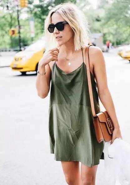 夏天当然少不了一件吊带裙,夏天需要一条温柔的吊带裙