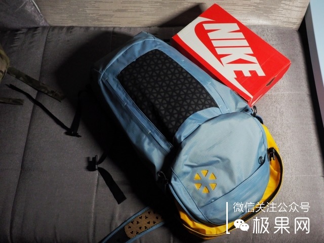 踏海淋雨还怕东西沾水？把东西装这个包全搞定