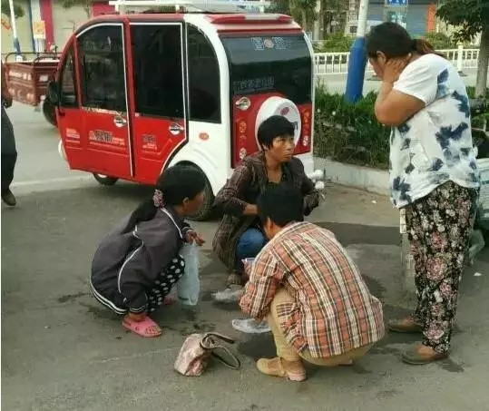 徐州某集市卖“姐喽龟”的，这场面你见过吗？