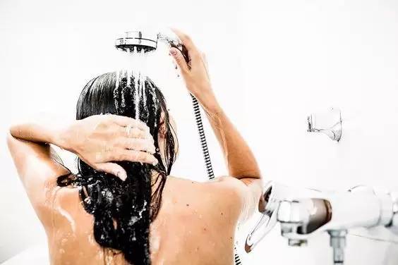 再这样洗头你的头发会越来越少,到底怎么洗头才能改善发质啊