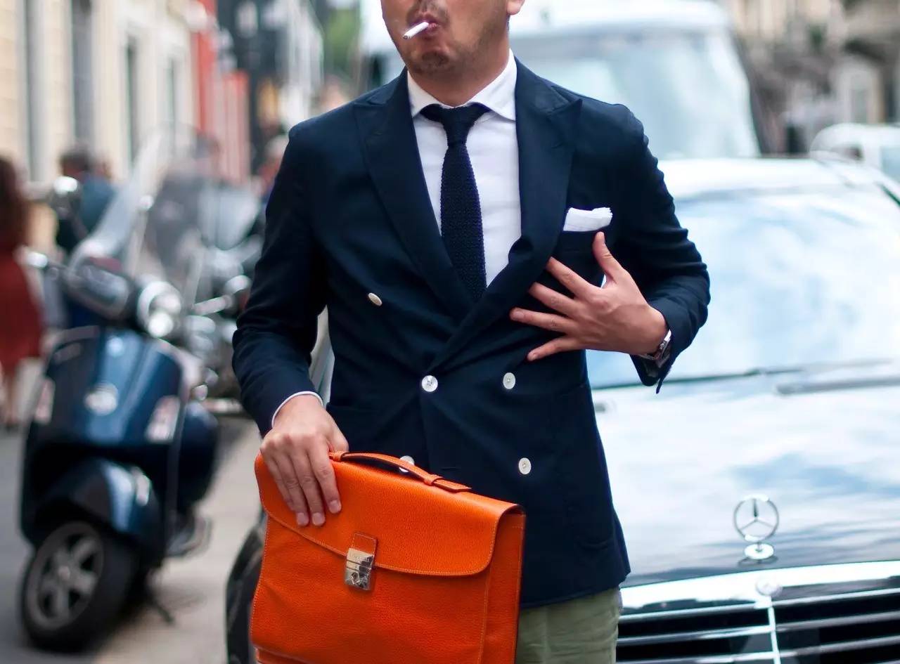 老板出门谈生意带什么包 (商务人士背什么包合适)