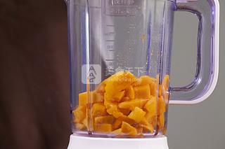 芒果饮品奶昔简单自制,在家做浓郁的芒果奶昔口感绵柔