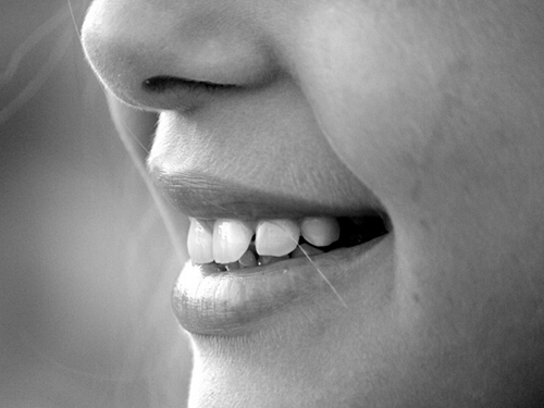 用醋美白牙齿伤牙吗,口含白醋能够美白牙齿真的吗