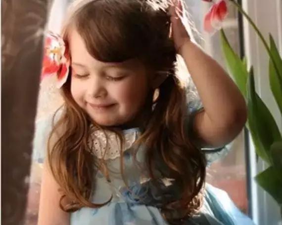 女儿一定要打扮得好看吗,给女儿打扮好看有错吗