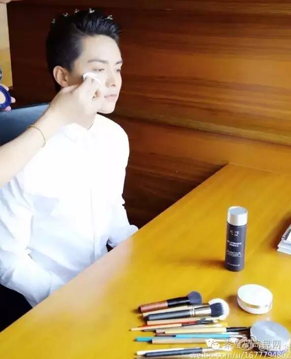明星都用什么化妆台 (明星的梳妆台有哪些护肤品)
