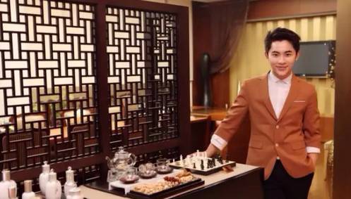 明星都用什么化妆台 (明星的梳妆台有哪些护肤品)