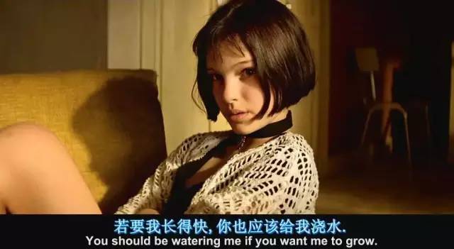 女生脖子上的choker,女孩脖子上的黑色的环