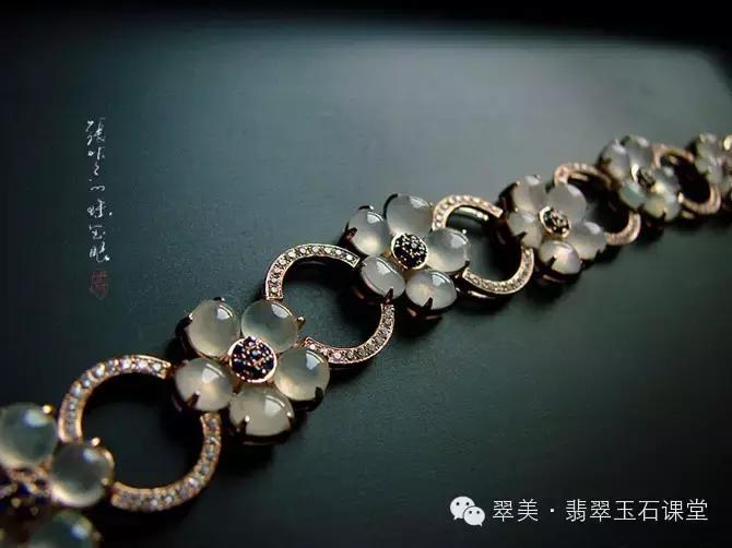 绿色翡翠和红色翡翠一起镶嵌,翡翠镶嵌垫底色和不垫底的区别