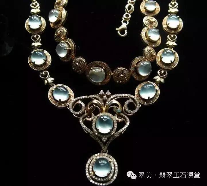 绿色翡翠和红色翡翠一起镶嵌,翡翠镶嵌垫底色和不垫底的区别