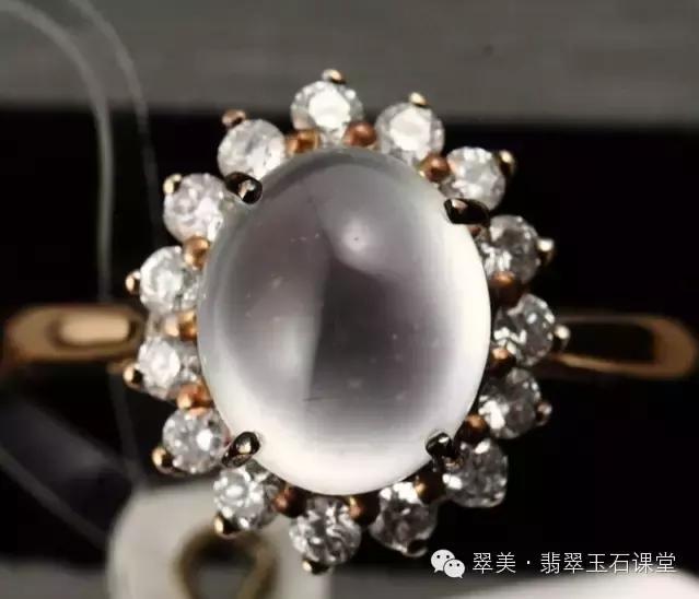 绿色翡翠和红色翡翠一起镶嵌,翡翠镶嵌垫底色和不垫底的区别