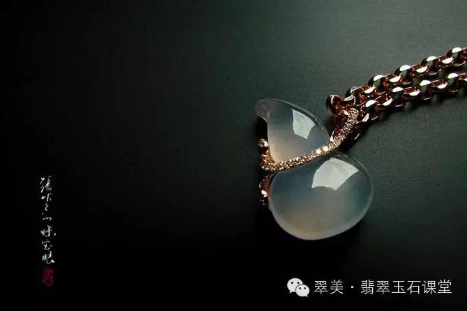 绿色翡翠和红色翡翠一起镶嵌,翡翠镶嵌垫底色和不垫底的区别