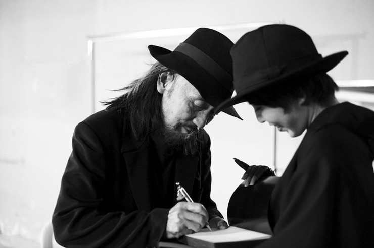 当年裁缝店里的穷小子，现在随便拉泡屎都被年轻人拿去当精神食粮