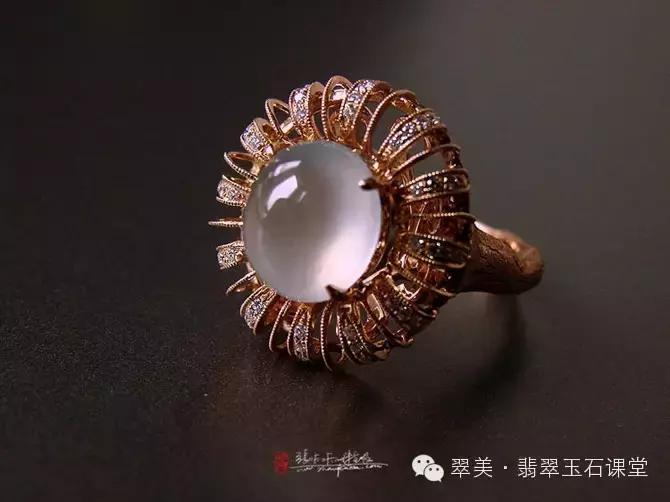 绿色翡翠和红色翡翠一起镶嵌,翡翠镶嵌垫底色和不垫底的区别