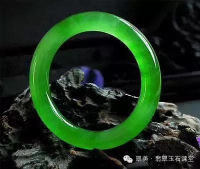 绿色翡翠和红色翡翠一起镶嵌,翡翠镶嵌垫底色和不垫底的区别