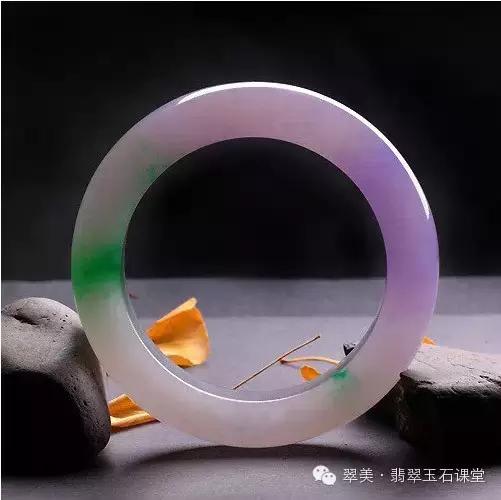 绿色翡翠和红色翡翠一起镶嵌,翡翠镶嵌垫底色和不垫底的区别