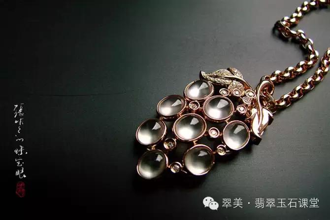 绿色翡翠和红色翡翠一起镶嵌,翡翠镶嵌垫底色和不垫底的区别