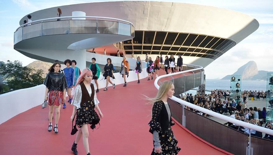 秀后即买，奢侈品对社交媒体妥协？