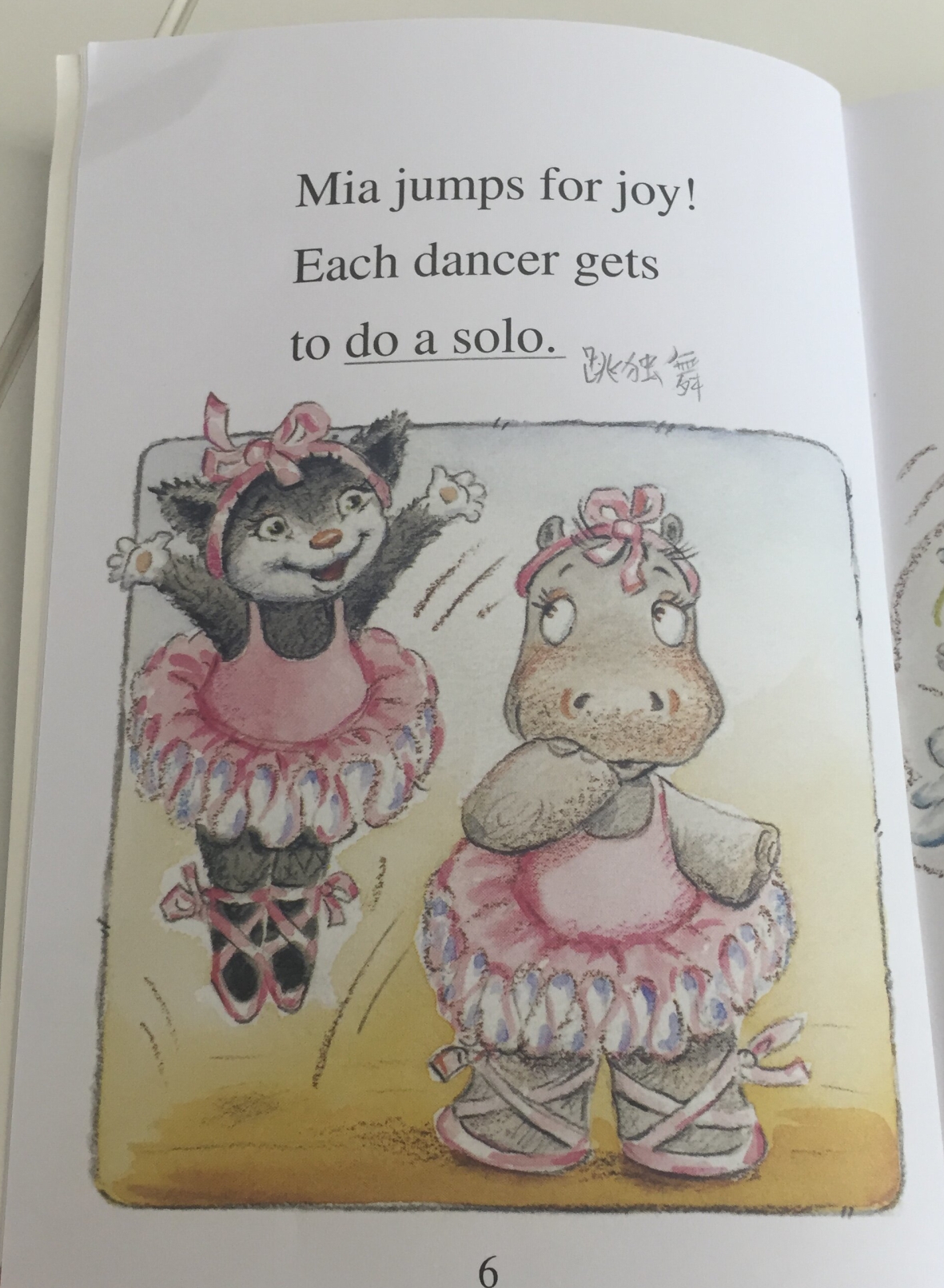跟小猫Mia绘本学跳舞相关的英文，服装、舞蹈动作应有尽有