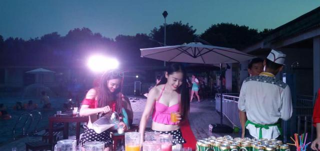 万象花卉泳池派对性感美女戴创意多肉饰品惊艳亮相！