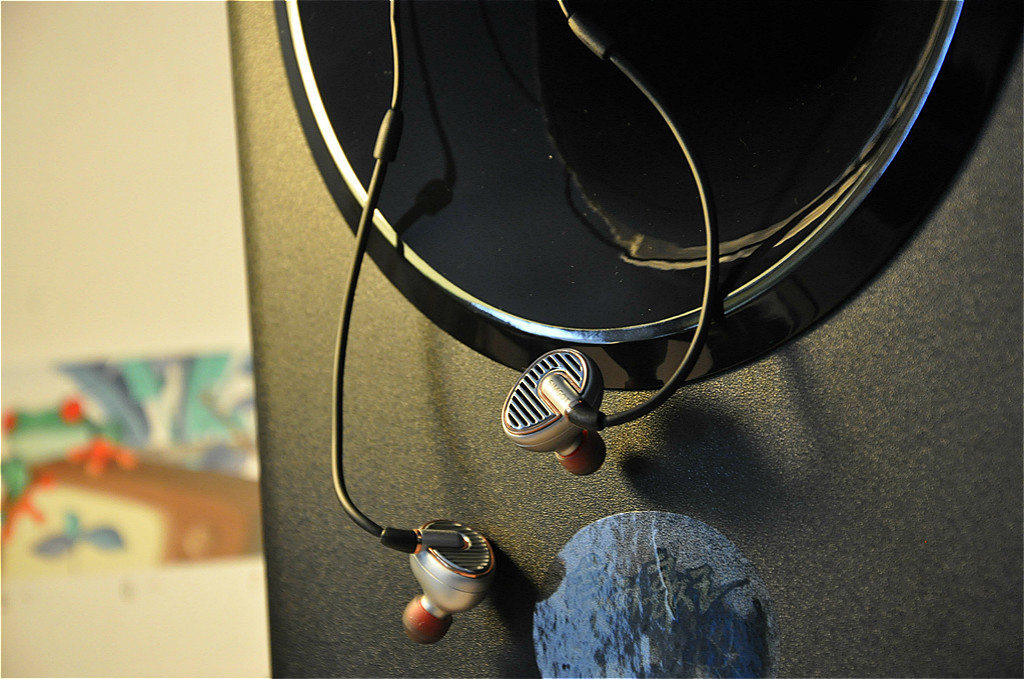 把包装和颜值做到东半球第一，这耳机的中文名叫铜雀