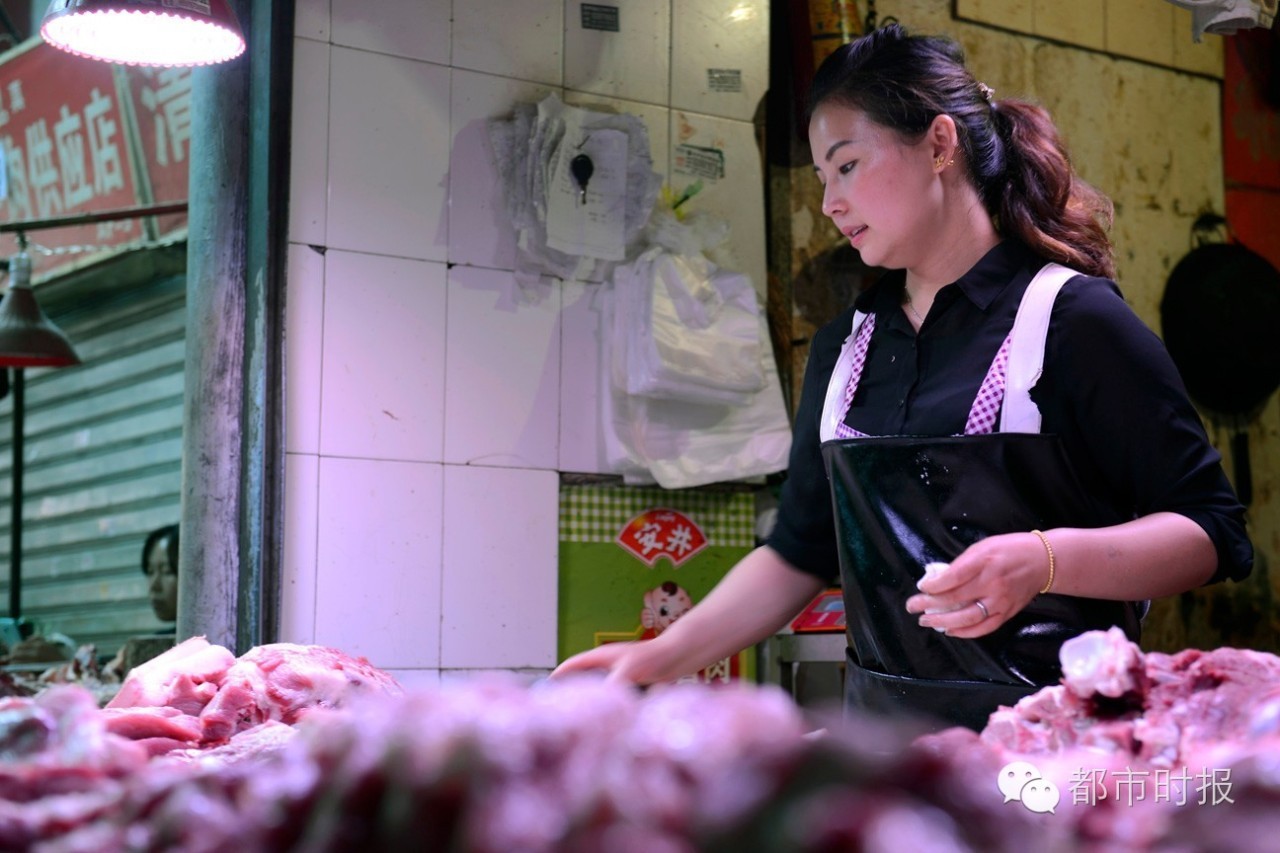 猪肉西施！篆新市场有个卖猪肉的90后老板娘美得不要不要的