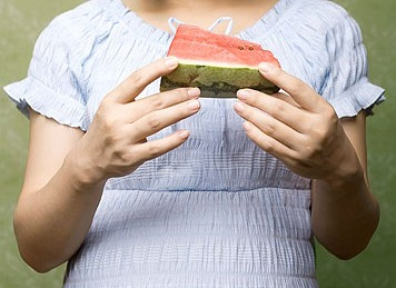 孕期吃西瓜会怎么样,怀孕一个月吃完螃蟹吃西瓜
