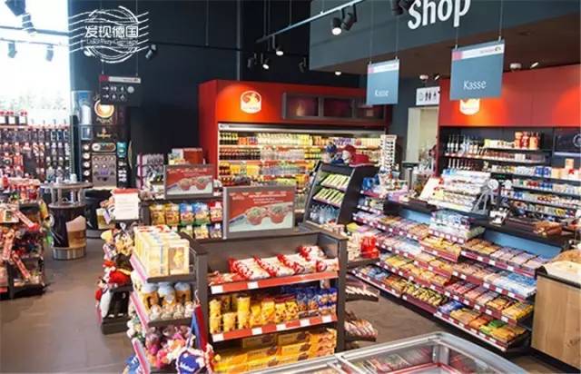 德国加油站的便利餐厅和便利店