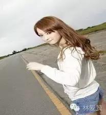 小男孩被漂亮的老女人诱惑了，到底是谁的错呢