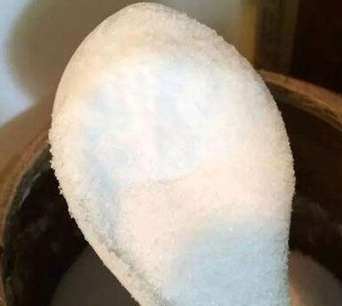 用盐水洗脸好还是用淘米水洗脸好,用盐水洗脸有什么功能