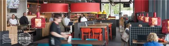 德国加油站的便利餐厅和便利店