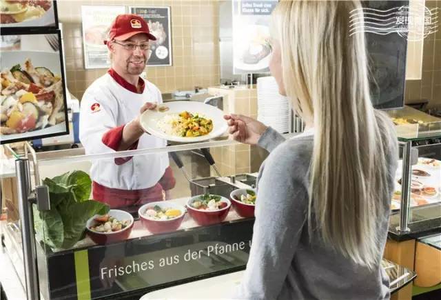 德国加油站的便利餐厅和便利店
