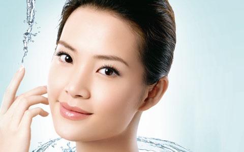 用盐水洗脸好还是用淘米水洗脸好,用盐水洗脸有什么功能