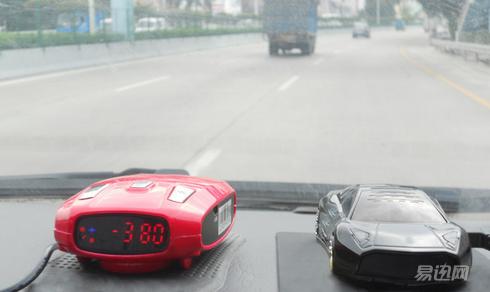 这只数码狗，也许会成为自驾车的标配装备！