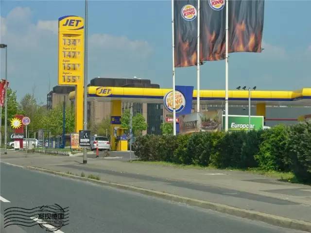 德国加油站的便利餐厅和便利店