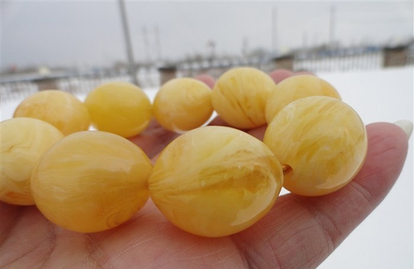 一般模仿蜜蜡的是什么东西,从哪几个方面鉴定蜜蜡的好坏