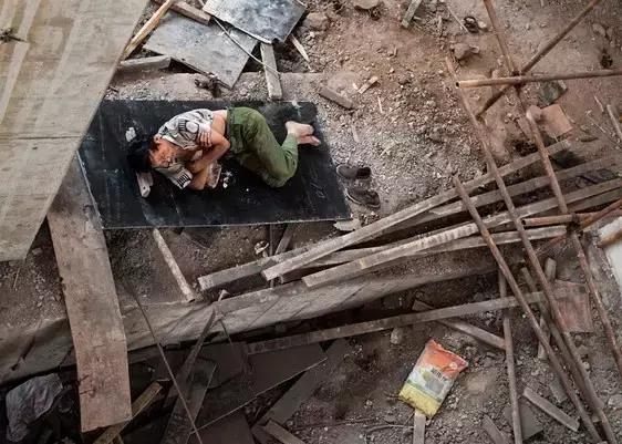 建筑工地工人午休视频,工地现场工人能够午休吗
