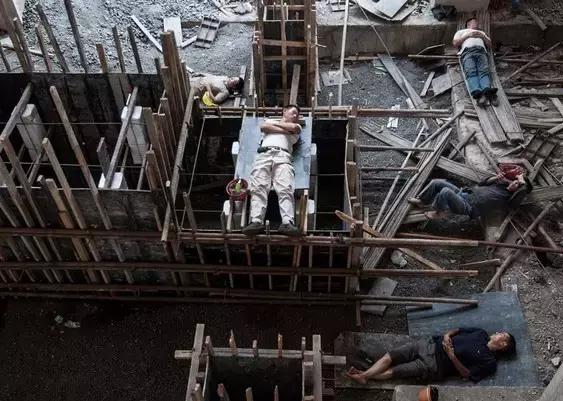 建筑工地工人午休视频,工地现场工人能够午休吗