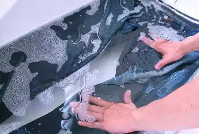 穿牛仔就是因为能够不用洗啊！原来也是需要保养的[生活仕]