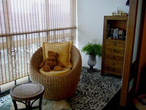 为了让媳妇高兴，他说阳台就要这样装