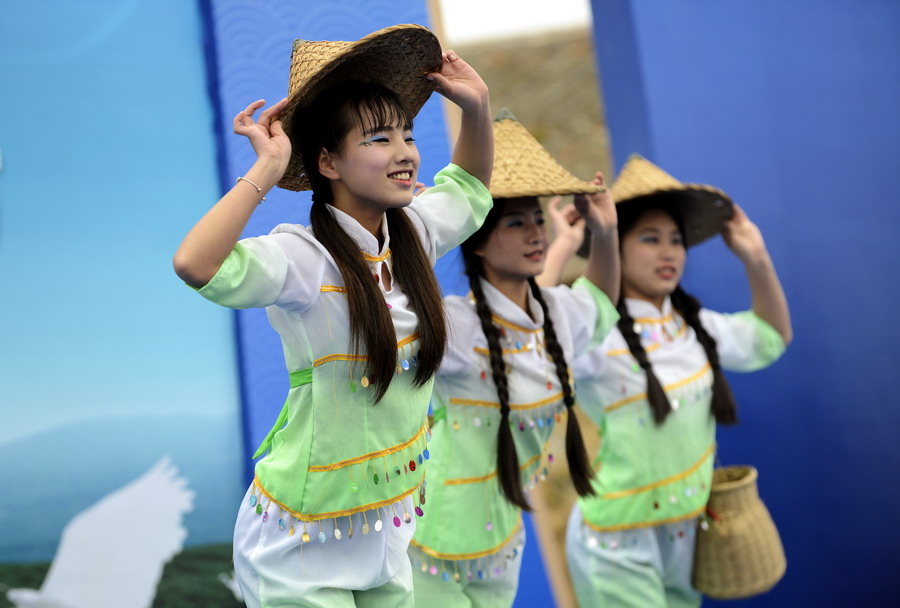 云霄海鲜美食节，干塘激情上演“浑水摸鱼”，女人免费摸