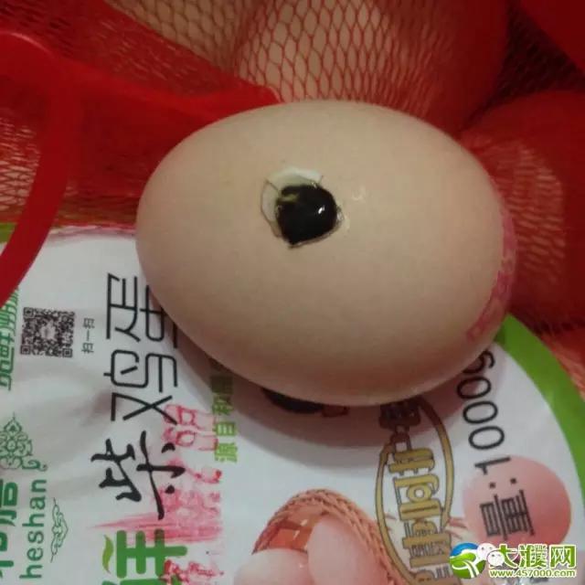 濮阳一商超现假鸡蛋，煮熟之后蛋黄似胶质，看你遇到过吗？