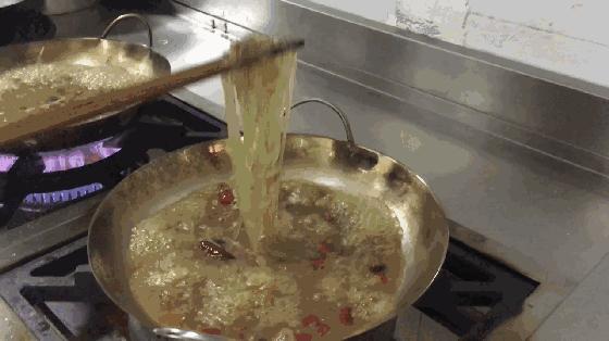 关关相亲对象主动请吃饭那段,关关去吃饭