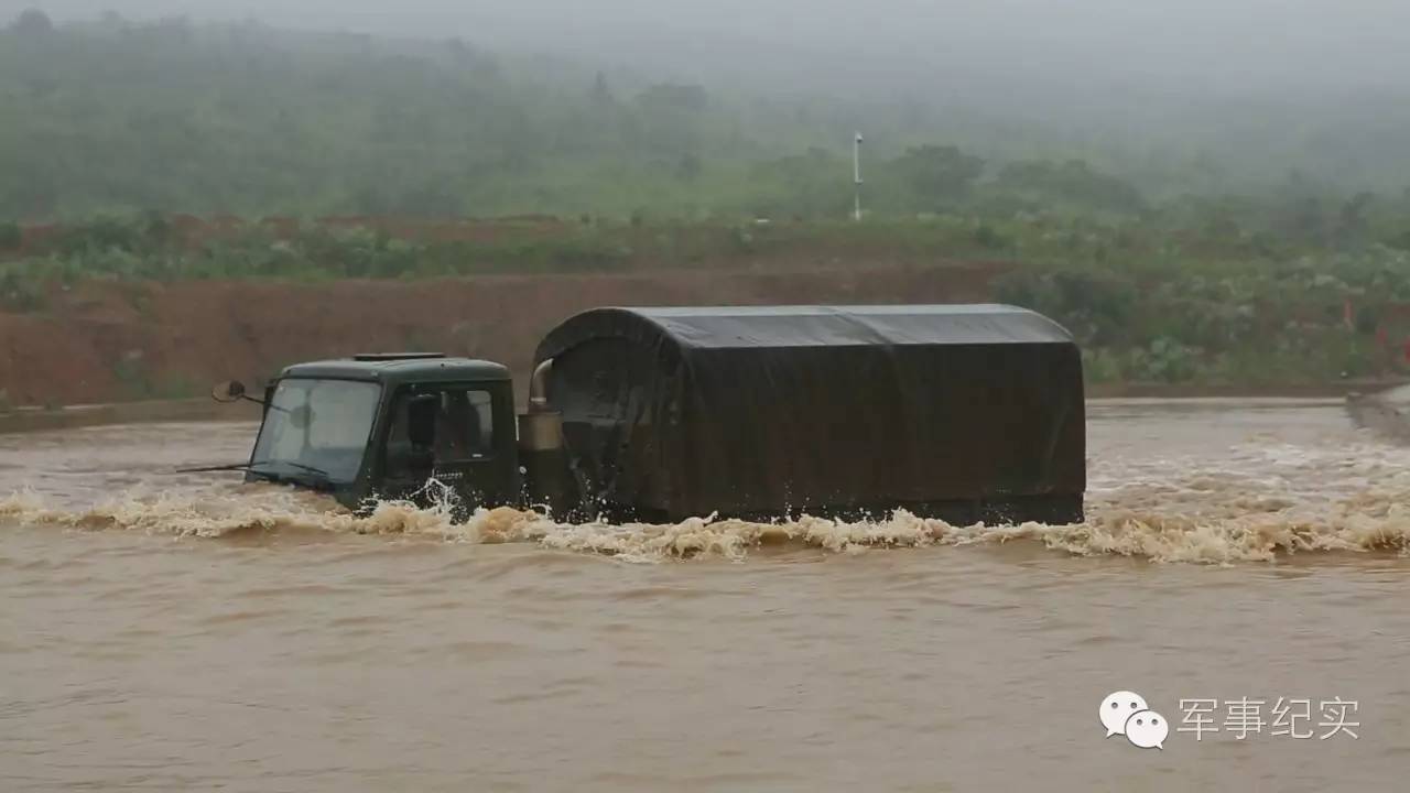 极限驾驶就是“辣”么帅！看兵哥哥驾驭“铁马”的速度与激情！