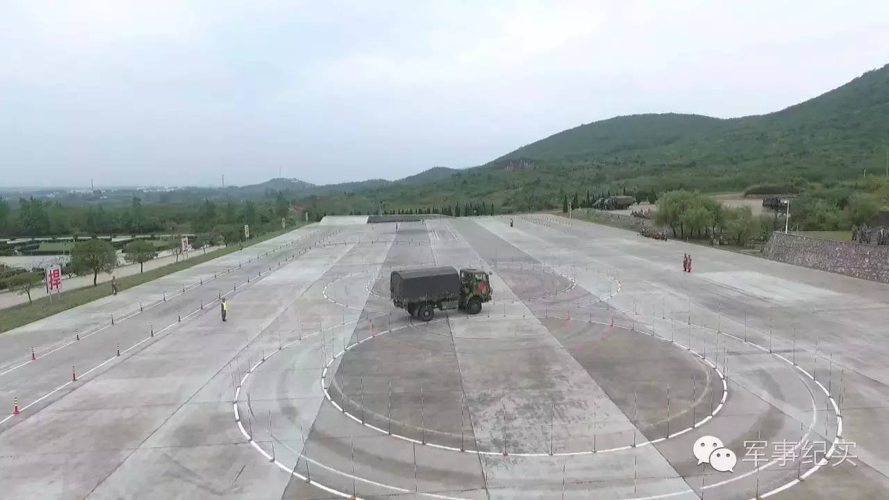 极限驾驶就是“辣”么帅！看兵哥哥驾驭“铁马”的速度与激情！