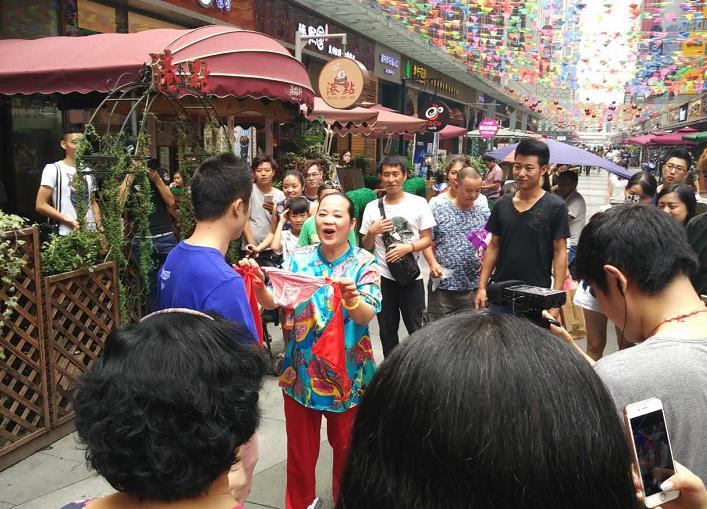 鎴愰兘宸磋渶绗戞槦婕斿嚭,鎴愰兘宸磋渶鏄庢槦